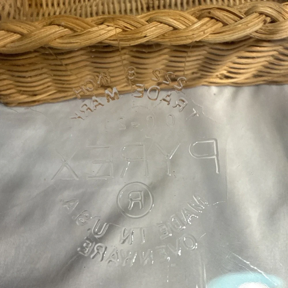 Pyrex 2 Qt Clear Glass Square Baking Dish 232 w/ Wicker Basket Carrier